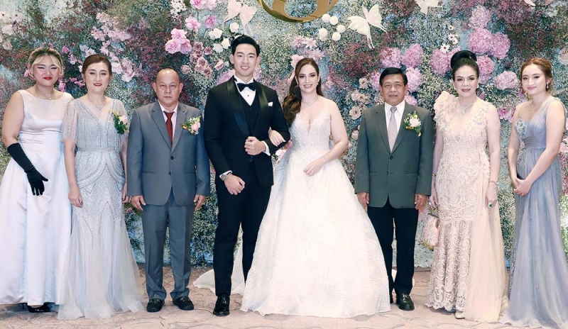 ชื่นชมสมรัก : อลงกรณ์ พลบุตร ที่ปรึกษา รมว.เกษตรและสหกรณ์ เป็นประธานในพิธีฉลองมงคลสมรส ระหว่าง ซาเวรีน่า มาซิโน บุตรี บุบผา
จานทอง กับ สิปปกร สุขพนัส บุตร นิพล – นลฤดี พิชัยนาวี โดยมี นันทนัช พิชัยนาวี และ อมลภา สุขพนัส ร่วมยินดี ที่ โรงแรมอัศวิน แกรนด์ คอนเวนชั่น
