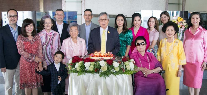 สุขสันต์...ฉลองวันเกิด : คุณหญิงสุจิตรา มงคลกิติ, มุกดา จิราธิวัฒน์ เอื้อวัฒนะสกุล และ รัตนา นรพัลลภ
จัดงานเลี้ยงครบรอบวันเกิดให้น้องชายสุดรัก สุทธิเกียรติ จิราธิวัฒน์ โดยมี อาภัสรา หงสกุล, แมรี่ จิราธิวัฒน์,
จินตนา บุญรัตน์, ธีระเดช-อำไพพรรณ จิราธิวัฒน์, ธีระยุทธ จิราธิวัฒน์, ธีระเกียรติ-ภาณุมาศ จิราธิวัฒน์,
สมกมล จิราธิวัฒน์, ภัสสรกรณ์-ราศรี จิราธิวัฒน์ ร่วมอวยพรอย่างอบอุ่น ที่ โรงแรมเซ็นทารา แกรนด์ เซ็นทรัลเวิลด์


