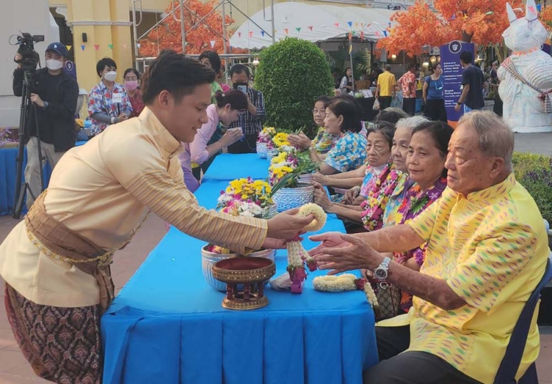 สงกรานต์วิถีไทย : ดร.ไชยวัฒน์ เหลืองอมรเลิศ ประธานที่ปรึกษากลุ่มบริษัทสยามพาร์คซิตี้ เป็นประธานในงาน “AMAZING สงกรานต์ 2566” จัดโดย อรรถชัย เหลืองอมรเลิศ กก.ผจก.ใหญ่ บางกอกเวิลด์ร่วมกับสภาวัฒนธรรม เขตคันนายาว ที่ สยามอะเมซิ่งพาร์ค สวนน้ำและสวนสนุกชั้นนำของประเทศไทย

