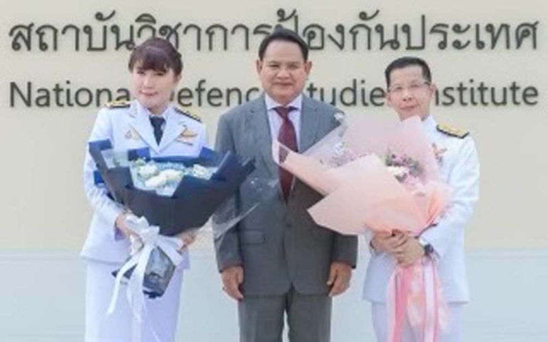 วปอ. รุ่น 64 : ดร.ฉลาด ขามช่วง อดีตประธานคณะกรรมาธิการการเงินและการคลัง สภาผู้แทนราษฎร ร่วมยินดีกับ ดร.ณัทณิชชา วราภิโมกษ์ ที่ได้รับพระราชทานปริญญาบัตร
และเข็มวิทยฐานะของวิทยาลัยป้องกันราชอาณาจักร

