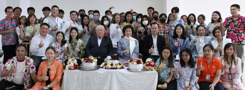 สุขสันต์วันปีใหม่ไทย : ดร.สุนทร - อารยา อรุณานนท์ชัย ปธ.กก.ผจก.ใหญ่ กลุ่มบริษัทน้ำตาลราชบุรี และ โรงแรมเฮอริเทจ เชียงราย โฮเท็ล แอนด์ คอนเวนชั่น อวยพรและให้โอวาทแก่ผู้บริหารและพนักงานในพิธีรดน้ำขอพรเทศกาลสงกรานต์ โดยมี กรรมการบริหาร จุฑาทิพย์-ดร.จุฑามาศ-ตรีทิพ
อรุณานนท์ชัย และคณะผู้บริหารกลุ่มบริษัทน้ำตาลราชบุรี ร่วมพิธี ที่ อาคารเอสแอนด์เอ สีลม 28

