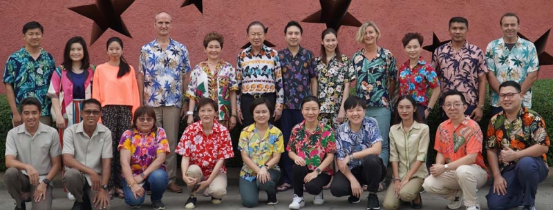 สืบสานประเพณีสงกรานต์ : สนั่น - คุณหญิงณัฐิกา อังอุบลกุล กก.บห.โรงแรมไฮแอท รีเจนซี หัวหิน เปิดงาน “Songkran Festival at Hyatt Regency Hua Hin and THE BARAI” โดยมี ดร.การัณย์ - แพรวพิณญ์ - นิธินันท์ - ชไมพร
อังอุบลกุล ร่วมงาน พร้อมด้วย คริสเตียน วููร์ม กก.ผจก.และคณะผู้บริหารโรงแรมฯ อาทิ อันเน็ต ชเมอร์, ฟลูวิโอ
ลันโชเน่, แจคลีน หยอง, ศุภวรรณ ศรีวนาสณฑ์ และ ศุภพงศ์ เมฆประสาท ร่วมงาน ที่ โรงแรมไฮแอท รีเจนซี หัวหิน

