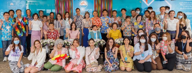 วันขึ้นปีใหม่ของไทย : นุสรา (อัสสกุล) บัญญัติปิยพจน์ ปธ.จนท.บห.และ กก.ผจก.บมจ.ไทยสมุทรประกันชีวิต จัดกิจกรรม “OCEAN LIFE Songkran Festival 2023” เพื่อสืบสานและรักษาขนบธรรมเนียมประเพณีอันดีงามของไทย และเพื่อความเป็นสิริมงคลแก่ชีวิต โดยผู้บริหารและพนักงานร่วมสรงน้ำพระพุทธรูป และรดน้ำขอพรจากผู้บริหารอาวุโส มีการประกวด Songkran The Idol พร้อมทั้งรณรงค์ให้พนักงานสวมใส่ผ้าไทยในช่วงเทศกาลสงกรานต์ ทั้ง สนง.ใหญ่ และสาขาทั่วประเทศ

