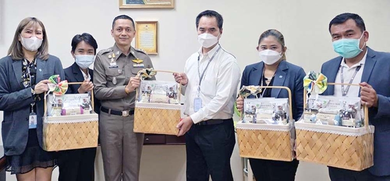 ดูแลสุขภาพอย่างเข้าใจ : ร.ต.อิทธิศักดิ์ โชคสิทธิเกียรติ ผจก.ส่วนสนับสนุนบริการ โรงพยาบาลนวเวช (ย่านเกษตร-นวมินทร์) มอบกระเช้าเพื่อสุขภาพให้แก่ พ.ต.อ.ประภาส แก้วฉีด ผู้กำกับการสถานีตำรวจนครบาลโคกคราม ในเทศกาลวันขึ้นปีใหม่ไทย เพื่อให้กำลังใจแก่เจ้าหน้าที่ผู้ปฏิบัติงาน ที่ สน.โคกคราม เขตบึงกุ่ม

