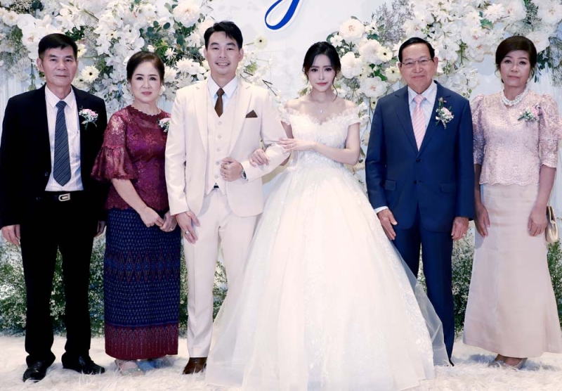 คืนสำคัญ วันพิเศษ : ปลิว ตรีวิศวเวทย์ ประธานกรรมการ และกรรมการบริหาร บริษัท ช.การช่าง จำกัด (มหาชน) เป็นประธานในพิธีฉลองมงคลสมรส ระหว่าง สุพิชชา สุภาชีพ บุตรี วิไลนาฎ สุภาชีพ กับ พิชยะ ตรีวิศวเวทย์ บุตร เจริญ-บังอร ตรีวิศวเวทย์ ที่ โรงแรมอัศวิน แกรนด์ คอนเวนชั่น เขตหลักสี่


