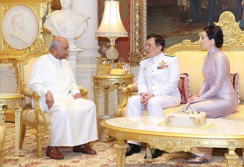 พระบาทสมเด็จพระเจ้าอยู่หัว และ สมเด็จพระนางเจ้าฯ พระบรมราชินี เสด็จออก ณ พระที่นั่งอัมพรสถาน พระราชทานพระบรมราชวโรกาสให้ นายทิเนศ คุณวรรเทนะ (Honourable Dinesh Gunawardena) นายกรัฐมนตรีสาธารณรัฐสังคมนิยมประชาธิปไตยศรีลังกา เฝ้าทูลละอองธุลีพระบาท ในโอกาสเดินทางเยือนประเทศไทย เพื่อเข้าร่วมพิธีเฉลิมฉลอง
วันวิสาขบูชาโลก วันสำคัญสากลของโลก ครั้งที่ 18 ซึ่งจัดขึ้นที่ประเทศไทย เมื่อวันศุกร์ที่ 2 มิถุนายน 2566 เวลา 19.20 น.


