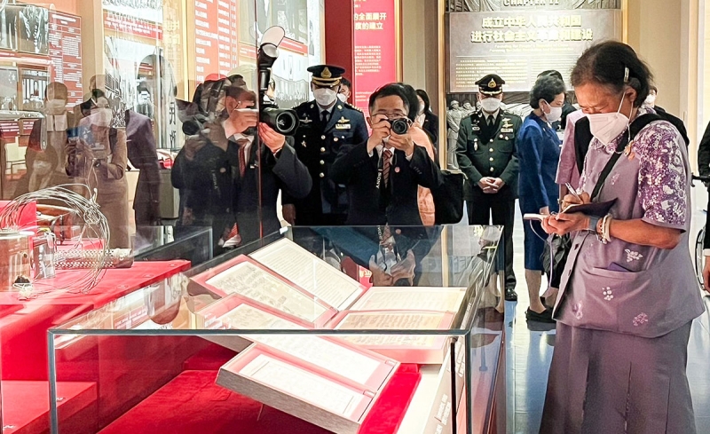 สมเด็จพระกนิษฐาธิราชเจ้า กรมสมเด็จพระเทพรัตนราชสุดาฯ สยามบรมราชกุมารี เสด็จพระราชดำเนินไปทอดพระเนตรนิทรรศการประวัติศาสตร์พรรคคอมมิวนิสต์จีน และ นายหวัง อี้ กรรมการกรมการเมืองแห่งคณะกรรมการส่วนกลาง และผู้อำนวยการ สำนักงานคณะกรรมการการต่างประเทศส่วนกลางของพรรคคอมมิวนิสต์จีน เข้าเฝ้าทูลละอองธุลีพระบาท
ณ หอนิทรรศการประวัติศาสตร์พรรคคอมมิวนิสต์จีน กรุงปักกิ่ง สาธารณรัฐประชาชนจีน เมื่อวันอังคารที่ 6 มิถุนายน 2566

