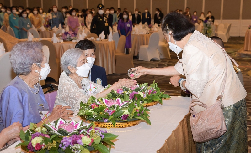สมเด็จพระกนิษฐาธิราชเจ้า กรมสมเด็จพระเทพรัตนราชสุดาฯ สยามบรมราชกุมารี เสด็จพระราชดำเนินไปทรงร่วมงาน
รดน้ำขอพร ครั้งที่ 2 “จิตรลดากตัญญุตา พระคุณครูยิ่งใหญ่ไม่อาจลืม” ซึ่งสมาคมศิษย์เก่าจิตรลดา ในพระราชูปถัมภ์ฯ
และกองทุนจิตรลดากตัญญุตา จัดขึ้นเพื่อแสดงความกตัญญูกตเวทีต่อครู และเพื่อระดมทุนสมทบกองทุนฯ ที่ตั้งขึ้นเพื่อ
ดูแลสวัสดิการสำหรับครูที่เกษียณอายุ ณ โรงแรมเซ็นทารา แกรนด์ฯ ลาดพร้าว เมื่อวันเสาร์ที่ 10 มิถุนายน 2566 เวลา 15.25 น.


