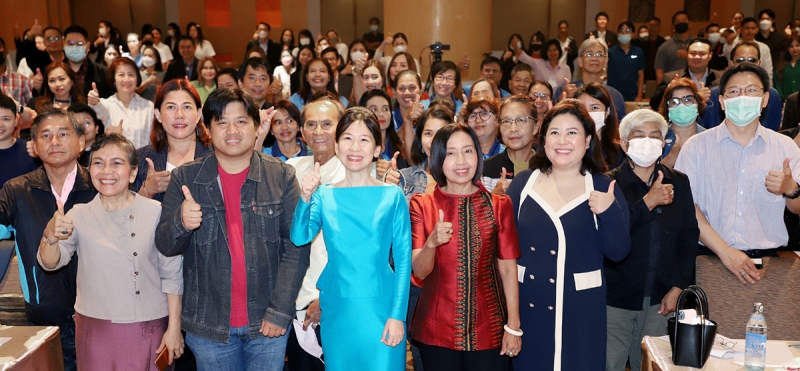 สิ่งบ่งชี้ทางภูมิศาสตร์ : กนิษฐา กังสวนิช รองอธิบดีกรมทรัพย์สินทางปัญญา เปิดงาน
“GI รุกบุกตลาดออนไลน์ ครั้งที่ 2” จัดติวเข้มการตลาดออนไลน์แก่ผู้ประกอบการ
สินค้า GI กว่า 200 ราย แนะปรับกลยุทธ์การค้าออนไลน์อย่างมืออาชีพ
พร้อมสอนเทคนิคการนำเสนอผลิตภัณฑ์ ที่ โรงแรมมิราเคิล แกรนด์ คอนเวนชั่น