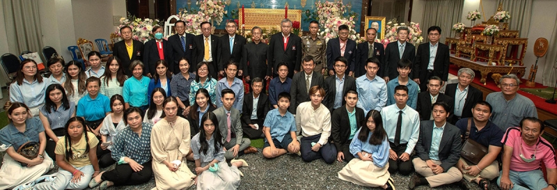 สู่สัมปรายภพ : ชวน หลีกภัย ประธานรัฐสภา เป็นประธานในพิธีสวดพระอภิธรรมศพ อิน ธำรงวิทวัสพงศ์ ประธานโรงแรมเกรซ, โรงแรมรอแยลเบญจา, โรงแรมจอมเทียนปาล์มบีช, โรงแรมภูเก็ตเกรซแลนด์, โรงแรมเกรซแลนด์ เขาหลัก, โรงแรมรัตนโกสินทร์ และโรงแรมในเครือ ซึ่งเป็นบิดา สงบ-ธรรมนูญ-ชนินท์
ธำรงวิทวัสพงศ์ โดยมี มานะผล ภู่สมบุญ นายกสมาคมใหหนำแห่งประเทศไทย พร้อมด้วยนายกกิตติมศักดิ์และกรรมการสมาคมฯ จรูญ โชครุ่งวรานนท์ อธิบดี
ผู้พิพากษาศาลแพ่งกรุงเทพใต้ และ พล.ต.ท.สุคุณ พรหมายน ผู้บัญชาการตำรวจท่องเที่ยว ร่วมในพิธี ณ วัดเทพศิรินทราวาสราชวรวิหาร เขตป้อมปราบศัตรูพ่าย

