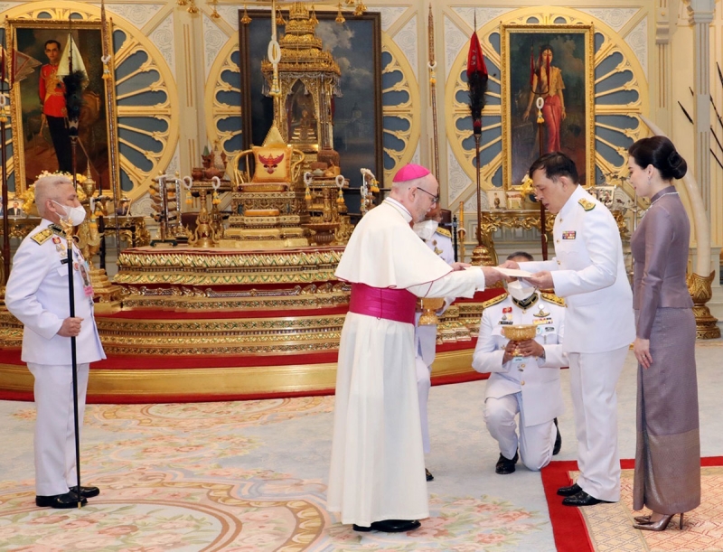 พระบาทสมเด็จพระเจ้าอยู่หัว และ สมเด็จพระนางเจ้าฯ พระบรมราชินี เสด็จออก ณ พระที่นั่งอัมพรสถาน พระราชวังดุสิต
พระราชทานพระบรมราชวโรกาสให้ อาร์ชบิชอป ปีเตอร์ ไบรอัน เวลส์ (Archbishop Peter Bryan Wells)
เฝ้าฯถวายสมณสาส์นตราตั้ง เป็นเอกอัครสมณทูตแห่งนครรัฐวาติกันประจำประเทศไทย เมื่อวันศุกร์ที่ 30 มิถุนายน พ.ศ.2566