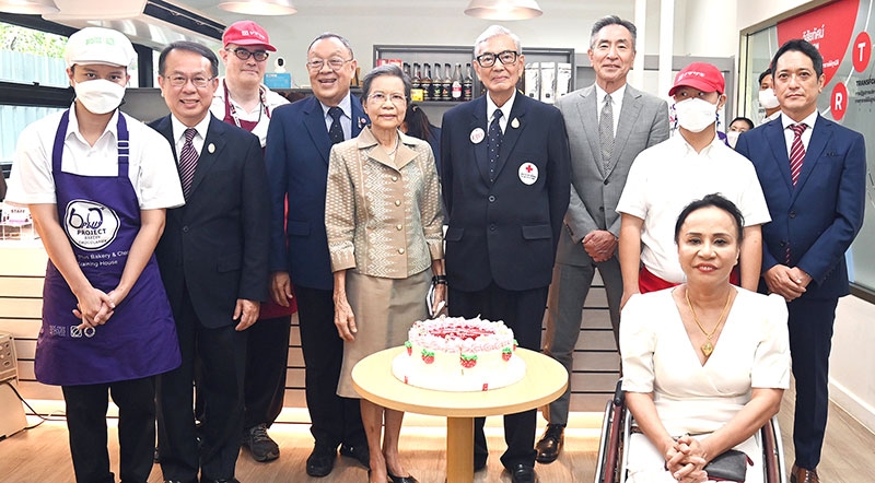 คุณภาพชีวิตผู้พิการ : เตช บุนนาค เลขาธิการ สภากาชาดไทย, คุณหญิงชฎา วัฒนศิริธรรม เหรัญญิก และ ขรรค์ ประจวบเหมาะ ผอ.สำนักงานจัดหารายได้ พร้อมผู้บริหารสภากาชาดไทย ร่วมพิธีเปิดร้าน “APCD 60+ Plus Cafe่ by YAMAZAKI” สาขาสภากาชาดไทย เพื่อส่งเสริมการสร้างอาชีพให้
ผู้พิการ ที่ ตึกอำนวยนรธรรม สำนักงานจัดหารายได้ สภากาชาดไทย ถนนอังรีดูนังต์ เขตปทุมวัน กทม.

