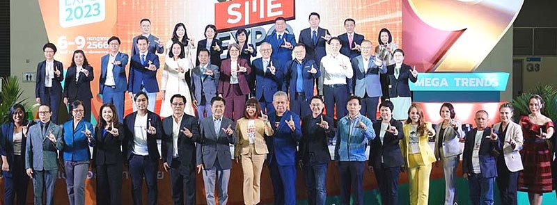 งานแฟรนไชส์ธุรกิจแห่งปี : ธีระยุทธ วานิชชัง ผช.รมต.ประจำกระทรวงอุตสาหกรรม เปิดงาน “Smart SME EXPO 2023” ครั้งที่ 9 จัดโดย ณรินณ์ทิพ วิริยะบัณฑิตกุล ปธ.จนท.บห.บจก.พีเอ็มจี
คอร์ปอเรชั่น โดยมีกว่า 250 บูธแฟรนไชส์ธุรกิจร่วมแสดงในงาน พร้อมการเสวนาให้ความรู้อบรมอาชีพฟรีต่อเนื่อง การเจรจาจับคู่ธุรกิจทั้งในและต่างประเทศ ที่ ฮอลล์ 7-8 อิมแพ็ค เมืองทองธานี

