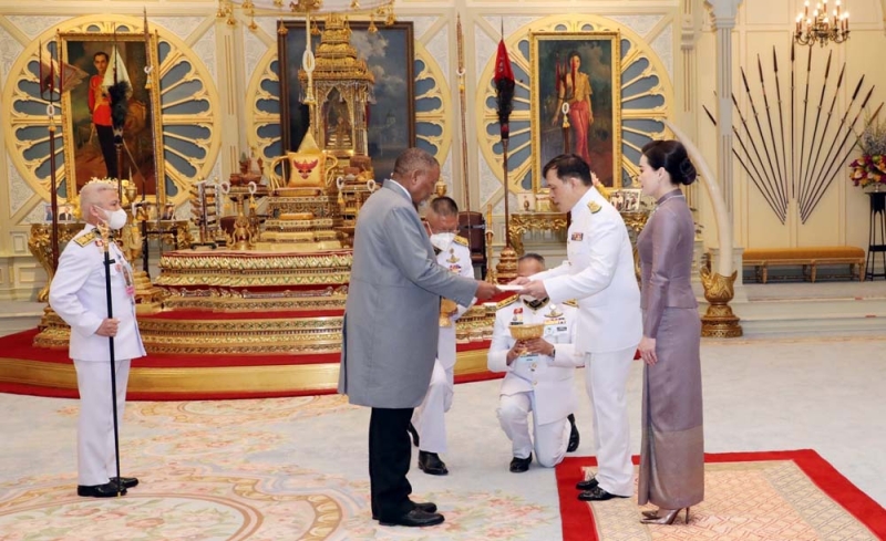 พระบาทสมเด็จพระเจ้าอยู่หัว และ สมเด็จพระนางเจ้าฯ พระบรมราชินี เสด็จออก ณ พระที่นั่งอัมพรสถาน พระราชวังดุสิต พระราชทานพระบรมราชวโรกาสให้ นายดาร์คีย์ อีเฟรอิม แอฟริกา (Mr. Darkey Ephraim
Africa) อดีตกงสุลใหญ่สาธารณรัฐแอฟริกาใต้ประจำนครลากอส สหพันธ์สาธารณรัฐไนจีเรีย เฝ้าทูลละอองธุลีพระบาท ถวายอักษรสาส์นตราตั้ง เป็นเอกอัครราชทูตวิสามัญผู้มีอำนาจเต็มแห่งสาธารณรัฐแอฟริกาใต้ประจำราชอาณาจักรไทย

