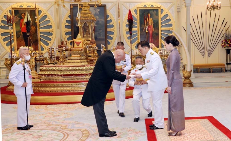 พระบาทสมเด็จพระเจ้าอยู่หัว และ สมเด็จพระนางเจ้าฯ พระบรมราชินี เสด็จออก ณ พระที่นั่งอัมพรสถาน พระราชวังดุสิต พระราชทานพระบรมราชวโรกาสให้ นายเปโดร ปาโบล ซาน ฮอร์เฮ โรดริเกซ (Mr. Pedro Pablo San Jorge Rodrguez) อดีตรองผู้อำนวยการกององค์การเศรษฐกิจระหว่างประเทศ สาธารณรัฐคิวบา เฝ้าทูลละอองธุลีพระบาท
ถวายอักษรสาส์นตราตั้งเป็นเอกอัครราชทูตวิสามัญผู้มีอำนาจเต็มแห่งสาธารณรัฐคิวบาประจำราชอาณาจักรไทย

