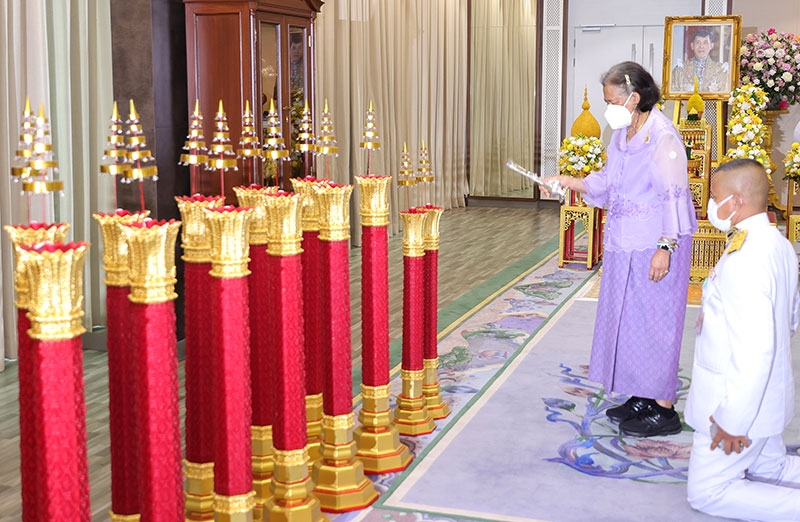 สมเด็จพระกนิษฐาธิราชเจ้า
กรมสมเด็จพระเทพรัตนราชสุดาฯ สยามบรมราชกุมารี เสด็จออกแทนพระองค์ ณ วังสระปทุม ทรงเจิมเทียนพรรษาที่พระบาทสมเด็จพระเจ้าอยู่หัว พระราชอุทิศพระราชทานไป
จุดบูชาพระรัตนตรัย
ตามพระอารามหลวงและพุทธเจดีย์สถานสำคัญ ในกรุงเทพมหานคร
และต่างจังหวัด เนื่องในเทศกาลเข้าพรรษา
ประจำปีพุทธศักราช 2566 เมื่อวันพุธที่ 19 กรกฎาคม 2566

