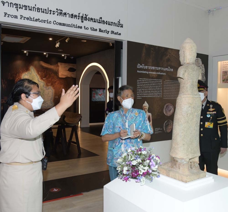 สมเด็จพระกนิษฐาธิราชเจ้า กรมสมเด็จพระเทพรัตนราชสุดาฯ สยามบรมราชกุมารี เสด็จพระราชดำเนิน
ไปทอดพระเนตรนิทรรศการภายในพิพิธภัณฑสถานแห่งชาติ บ้านเก่า อำเภอเมือง จังหวัดกาญจนบุรี ซึ่งตั้งขึ้นเมื่อปี 2508 เพื่อเป็นแหล่งเรียนรู้ด้านโบราณคดียุคก่อนประวัติศาสตร์ จัดแสดงโบราณวัตถุและโครงกระดูกมนุษย์ยุคก่อนประวัติศาสตร์ เมื่อวันศุกร์ที่ 21 กรกฎาคม 2566 เวลา 09.17 น.

