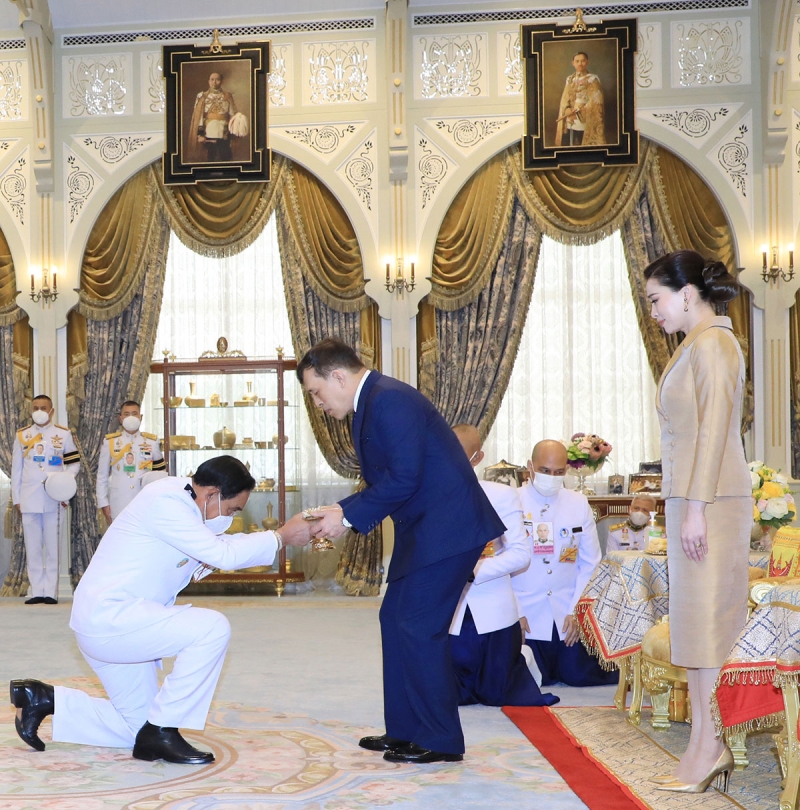 พระบาทสมเด็จพระเจ้าอยู่หัว และ สมเด็จพระนางเจ้าฯ พระบรมราชินี เสด็จออก ณ พระที่นั่งอัมพรสถาน
พระราชทานพระบรมราชวโรกาสให้ พล.อ.ประยุทธ์ จันทร์โอชา นายกรัฐมนตรี และรัฐมนตรีว่าการกระทรวงกลาโหม พร้อมคณะ เฝ้าฯ ทูลเกล้าฯ ถวายเงินสมทบทุนมูลนิธิทุนการศึกษาพระราชทานสมเด็จพระบรมโอรสาธิราชฯ สยามมกุฎราชกุมาร เมื่อวันเสาร์ที่ 29 กรกฎาคม 2566 เวลา 12.05 น.

