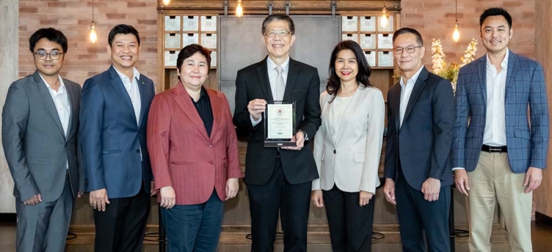 คุ้มค่า และยั่งยืน : นิวัติ อดิเรก ปธ.จนท.บห.และฝ่ายบริหาร บมจ.บีซีพีจี ร่วมยินดีกับรางวัล “The Asset Triple A Sustainable
Infrastructure Awards 2023” สาขา “Renewable Energy Deal of The Year - Solar Rooftop” ในฐานะที่ บีซีพีจี
ได้ร่วมพัฒนาโครงการมหาวิทยาลัยเชียงใหม่ เมืองอัจฉริยะ ด้วยการนำเทคโนโลยีบล็อกเชนและระบบกักเก็บพลังงานมาใช้
ในการซื้อขายแลกเปลี่ยนไฟฟ้าที่ผลิตได้จากโซลาร์รูฟท็อปซึ่งติดตั้งบนหลังคาอาคารในพื้นที่มหาวิทยาลัย กว่า 150 อาคาร

