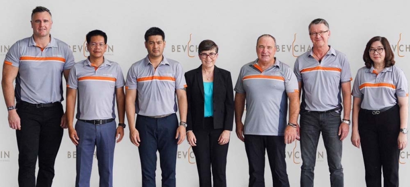 เชื่อมตลาดเป้าหมาย : ปิติ ภิรมย์ภักดี ปธ.กก.บจก.บุญรอด ซัพพลายเชน และ Mr.Peter Fox Executive Chairman, Linfox
International Group ร่วมกันเปิด“BevChain Logistics” ศูนย์กระจายสินค้าแห่งแรกในประเทศไทย ที่เป็นการร่วมทุน
ระหว่าง บจก.บุญรอด ซัพพลายเชน และ ลินฟ้อกซ์ โฮลดิ้งส์ 2018 (ประเทศไทย) ผู้นำด้านบริการโลจิสติกส์จากประเทศ
ออสเตรเลีย โดยมี ดร.แอนเจลา แมคโดนัลด์ เอกอัครราชทูตเครือรัฐออสเตรเลียฯ ร่วมยินดี ที่ อ.ลาดหลุมแก้ว จ.ปทุมธานี

