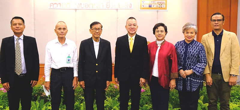 แลกเปลี่ยนทัศนะ : รศ.ดร.วรากรณ์ สามโกเศศ อุปนายกสมาคมป้องกันการทารุณสัตว์แห่งประเทศไทย และ อธิการบดีกิตติคุณ มหาวิทยาลัยธุรกิจบัณฑิตย์ เปิดงาน “TEA PARTY 55 ปี มธบ.ความดี...
ยิ่งบอกเล่ายิ่งมีพลัง” โดยมี น.สพ.ดร.อลงกรณ์ มหรรณพ, ดร.กิตติคุณ สารคล่อง, ดร.ฐิติ ชัยนาม,
รศ.สพ.ญ.ดร.นันทริกา ชันซื่อ และ พรอัปสร นิลจินดา ร่วมงาน ที่มหาวิทยาลัยธุรกิจบัณฑิตย์

