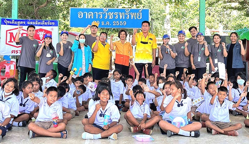 ดีต่อเรา ดีต่อโลก : ธมลวรรณ
ธรรมสุขัง ผู้เชี่ยวชาญด้านอาชีวอนามัย
ความปลอดภัยและสิ่งแวดล้อม และทีมงานจิตอาสา โรงงานนครหลวง บมจ.ไทยเซ็นทรัลเคมี ผู้ผลิตและจำหน่ายปุ๋ยเคมีรายใหญ่ในประเทศไทย จัดการอบรมให้ความรู้เกี่ยวกับ “การคัดแยกขยะให้ถูกวิธี” ให้แก่นักเรียนชั้นประถมศึกษา โรงเรียนวัดบ้านดาบ อ.นครหลวง จ.พระนครศรีอยุธยา
ด้วยความใส่ใจต่อสังคมและสิ่งแวดล้อม

