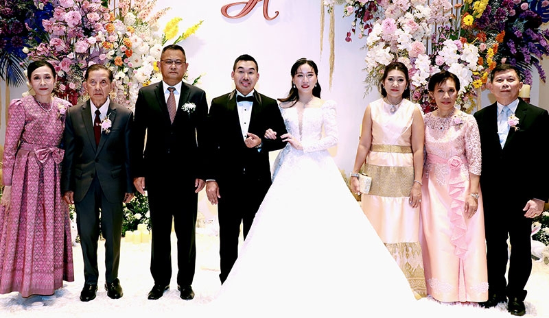 รักหวาน...ทหารไทย : พล.อ.ธารไชยยันต์
ศรีสุวรรณ อดีตผู้บัญชาการ
ทหารสูงสุด และภริยา จิราพร
ศรีสุวรรณ เป็นประธานในพิธีฉลองมงคลสมรส ระหว่าง ร.อ.หญิง จุฑามาศ ม่วงทอง บุตรี พล.ท.นพ.กรีฑา-พ.อ.หญิง เบญจมาศ ม่วงทอง
กับ ร.อ.อนาวิล แก้วสอาด บุตร พล.ท.อาจิณชัย-ศุภมาส แก้วสอาด โดยมีญาติมิตรร่วมแสดงความยินดี
ที่ โรงแรมอัศวิน แกรนด์ คอนเวนชั่น

