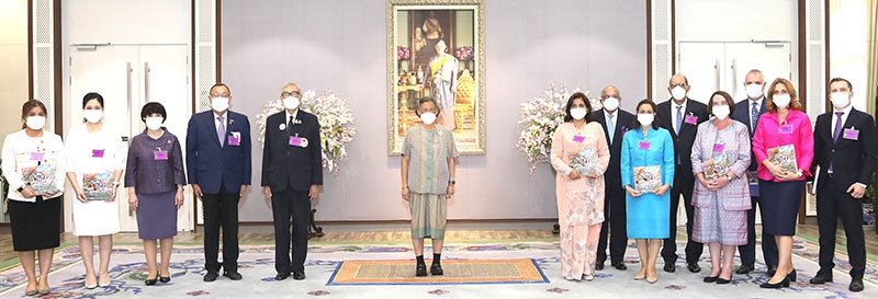 สมเด็จพระกนิษฐาธิราชเจ้า กรมสมเด็จพระเทพรัตนราชสุดาฯ สยามบรมราชกุมารี เสด็จออก ณ วังสระปทุม พระราชทานพระราชวโรกาสให้ นายเตช บุนนาค เลขาธิการสภากาชาดไทย นำเอกอัครราชทูตต่างประเทศประจำราชอาณาจักรไทย และคู่สมรส พร้อมด้วยผู้เกี่ยวข้องในการจัดงานออกร้านคณะภริยาทูต ประจำปี 2566 เฝ้าทูลละอองพระบาท ทูลเกล้าทูลกระหม่อมถวายเงิน ซึ่งเป็นรายได้จากการจัดงานออกร้านคณะภริยาทูต ประจำปี 2566 เพื่อบำรุงสภากาชาดไทย เมื่อวันพุธที่ 27 กันยายน 2566 เวลา 15.00 น.

