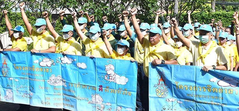 “เราทำความดี ด้วยหัวใจ” : นพ.ปานเนตร ปางพุฒิพงศ์ ผอ.โรงพยาบาลเจ้าพระยา ร่วมกับ 2 ผช.ผอ.สำนักงานเขตบางกอกน้อย ประเทืองวิทย์ ดีใจ และ ศิริกุล อารยะพงศ์ไชย จัดกิจกรรมกำจัดแหล่งเพาะพันธุ์ลูกน้ำยุงลายที่เป็นพาหะนำโรคเพื่อป้องกันการเกิดโรคไข้เลือดออกที่มักระบาดหนักในช่วงหน้าฝน

