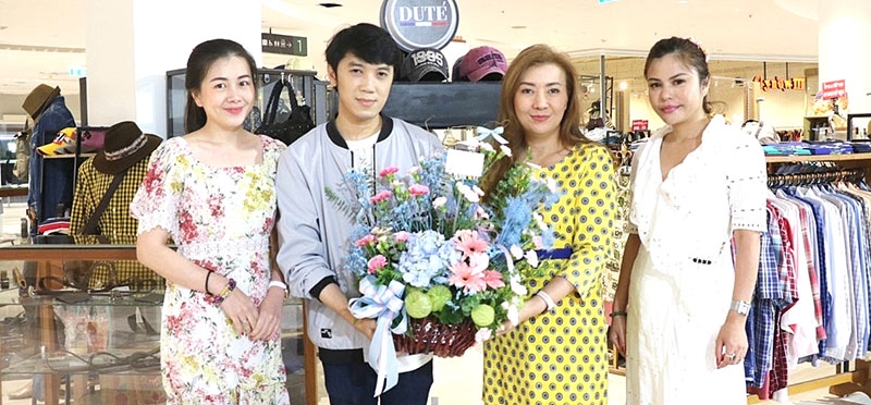 ปรับโฉมร้านใหม่ : อรวรรณ จึงประเสริฐศรี ผู้อำนวยการฝ่ายร้านค้าสัมพันธ์ บริษัท เอ็มบีเค เซลส์ โซลูชั่น จำกัด มอบดอกไม้แสดงความยินดีให้แก่ อภินัทธ์ เที่ยงคำ ผู้จัดการร้าน “DUTE” ร้านเสื้อผ้าและเครื่องแต่งกายสุภาพบุรุษ ในโอกาสปรับโฉมใหม่ ที่ บริเวณ ชั้น 1 ศูนย์การค้าพาราไดซ์ พาร์ค ถนนศรีนครินทร์

