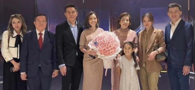 สุดปลื้ม : ชไมพร ชุณหชัชราชัย และสมาชิกครอบครัว อาทิ ผศ.ดร.เอก
ชุณหชัชราชัย, อาทิตย์ ชุณหชัชราชัย และภรรยา ร่วมแสดงความยินดีกับ ดร.ปภาภรณ์
ชุณหชัชราชัย ที่ได้รับรางวัลศิษย์เก่าดีเด่น จากสมาคมนักเรียนเก่าออสเตรเลีย โดยมี พิมพิสุทธิ์ สงวนพวก ร่วมยินดี ที่ โรงแรมไฮแอทรีเจนซี สุขุมวิท

