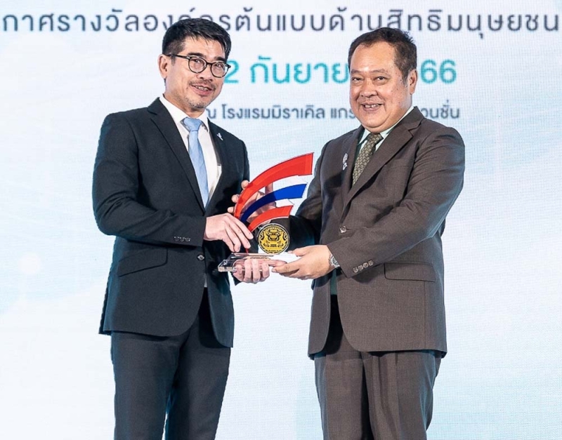 ต่อเนื่องปีที่ 5 : ชยงค์ บริสุทธิ์สวัสดิ์ รอง กก.ผจก.ใหญ่ กลุ่มงานกลยุทธ์ฯ ปตท.สผ.รับรางวัลองค์กรต้นแบบ
ด้านสิทธิมนุษยชน ประเภทรัฐวิสาหกิจ จาก พ.ต.อ.ทวี สอดส่อง
รมว.ยุติธรรม ที่ โรงแรมมิราเคิล แกรนด์ คอนเวนชั่น

