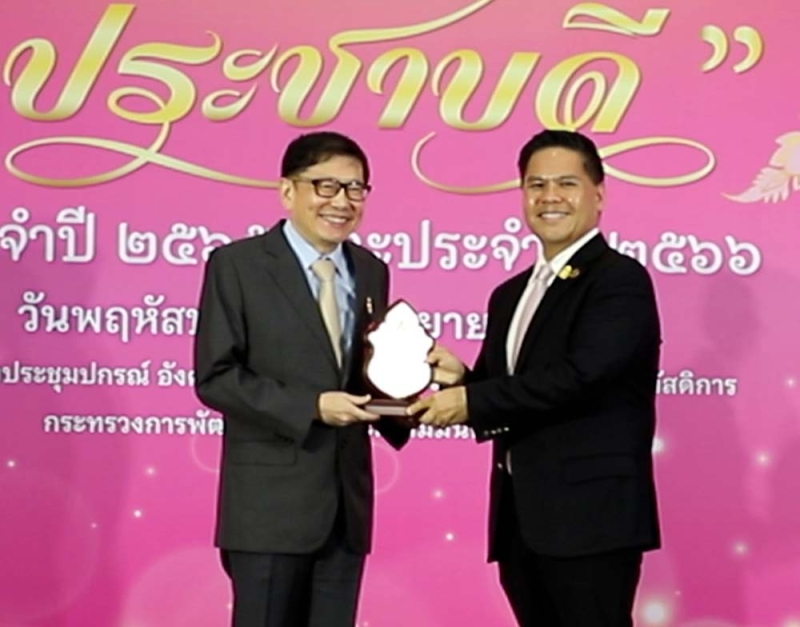 คนดีช่วยเหลือสังคม : นพศักดิ์ ตรีพรชัยศักดิ์ ปธ.จนท.บห.แว่นท็อปเจริญ รับมอบรางวัล “ประชาบดี” ประจำปี 2566 จาก วราวุธ ศิลปอาชา รมว.การพัฒนาสังคมและ
ความมั่นคงของมนุษย์ ในสาขาองค์กรที่ทำคุณประโยชน์แก่สังคม

