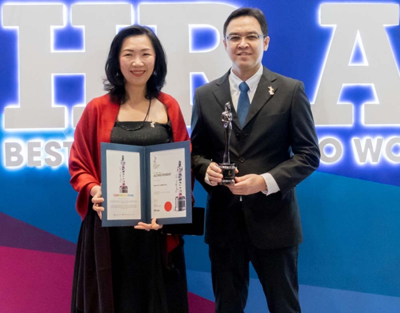 พนักงานเป็นหัวใจสำคัญ : มนตรี นิธิกุล ปธ.จนท.บห.และ ดวงพร บุศราวงศ์ รอง ปธ.อาวุโส บมจ.ปูนซีเมนต์นครหลวง รับรางวัลระดับเอเชีย “HR Asia Best Companies to Work for in Asia 2023” จากนิตยสาร HR Asia ที่ ไอคอนสยาม

