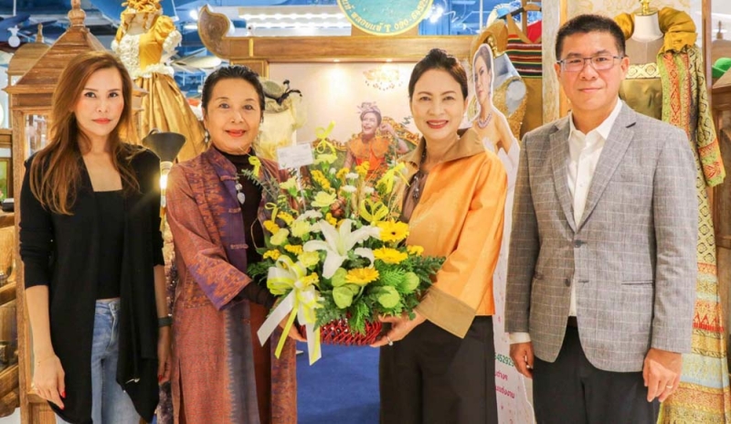 ปรับโฉมร้านใหม่ : วิศาล สิปิยารักษ์
ประธานเจ้าหน้าที่บริหารสายบริหารร้านค้าสัมพันธ์ บริษัท เอ็ม บี เค จำกัด (มหาชน) และ จรูญรัตน์ สาลี กรรมการผู้จัดการ บริษัท พาราไดซ์ พาร์ค
จำกัด ร่วมแสดงความยินดีกับ รัศมีวดี
ศรแก้ว เจ้าของแบรนด์ Mundara
ในโอกาสเปิดร้านเครื่องประดับและ
ผ้าไหม ดีไซน์ร่วมสมัยทั้งแนววินเทจ
ผสมผสานยุควิคตอเรียนที่มีกลิ่นอาย
ตะวันตก ที่ศูนย์การค้าพาราไดซ์ พาร์ค

