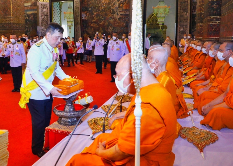 พระบาทสมเด็จพระเจ้าอยู่หัว และ สมเด็จพระนางเจ้าฯ พระบรมราชินี เสด็จพระราชดำเนินพร้อมด้วย
สมเด็จพระเจ้าลูกเธอ เจ้าฟ้าสิริวัณณวรี นารีรัตนราชกัญญา ไปทรงบำเพ็ญพระราชกุศลถวายผ้าพระกฐิน
ณ วัดพระเชตุพนวิมลมังคลารามราชวรมหาวิหาร กรุงเทพมหานคร ที่สร้างขึ้นตั้งแต่สมัยกรุงศรีอยุธยา
เดิมเรียกว่า “วัดโพธาราม” หรือ “วัดโพธิ์” เมื่อวันจันทร์ที่ 6 พฤศจิกายน 2566 เวลา 18.24 น.

