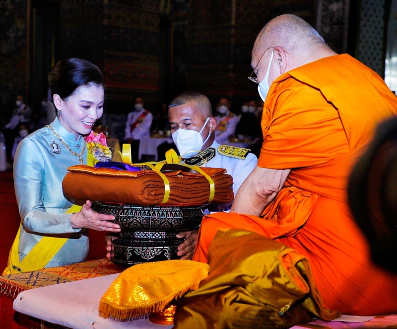 พระบาทสมเด็จพระเจ้าอยู่หัว และ สมเด็จพระนางเจ้าฯ พระบรมราชินี เสด็จพระราชดำเนินพร้อมด้วย
สมเด็จพระเจ้าลูกเธอ เจ้าฟ้าสิริวัณณวรี นารีรัตนราชกัญญา ไปทรงบำเพ็ญพระราชกุศลถวายผ้าพระกฐิน
ณ วัดพระเชตุพนวิมลมังคลารามราชวรมหาวิหาร กรุงเทพมหานคร ที่สร้างขึ้นตั้งแต่สมัยกรุงศรีอยุธยา
เดิมเรียกว่า “วัดโพธาราม” หรือ “วัดโพธิ์” เมื่อวันจันทร์ที่ 6 พฤศจิกายน 2566 เวลา 18.24 น.


