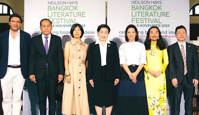 เวทีพบปะ : ยุพา ทวีวัฒนะกิจบวร ปลัดกระทรวงวัฒนธรรม และ Ms.Ping Kitnikone เอกอัครราชทูตแคนาดาฯ ร่วมกันเปิดเทศกาลวรรณกรรมนานาชาติ “Neilson Hays Bangkok Literature Festival 2023” เพื่อแลกเปลี่ยนมุมมองของนักเขียนและนักประพันธ์มือรางวัลทั่วโลก ที่ หอสมุดเนียลสัน เฮส์ ถนนสุรวงศ์