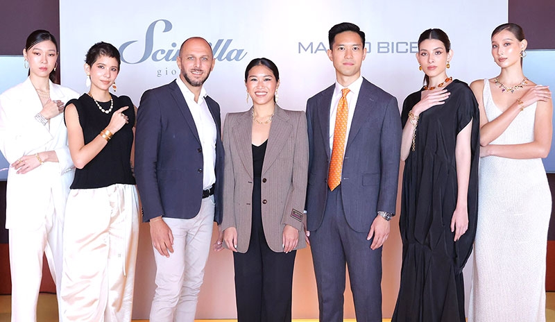 เปิดตัวอย่างเป็นทางการ : สรีนา
ธีระวิทยภิญโญ ผู้บริหาร Scintilla
Gioielli และ ฟรานเชสโก ฟูเซลโล
ผจก.ฝ่ายขายแบรนด์ MARCO BICEGO เครื่องประดับอัญมณีจากอิตาลีที่สะท้อนหัตถศิลป์ชั้นสูงแห่งช่างทองโบราณ เปิดตัวแบรนด์ “MARCO BICEGO” ในประเทศไทย พร้อมด้วย 4 ไอคอนิกคอลเลคชั่นที่ได้แรงบันดาลใจ
จากธรรมชาติอันพลิ้วไหว ที่ โรงแรมเดอะ
สแตนดาร์ด ถนนนราธิวาสราชนครินทร์

