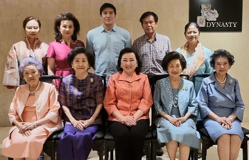 ร่วมยินดี : มุกดา จิราธิวัฒน์ เอื้อวัฒนะสกุล, รัตนา จิราธิวัฒน์ นรพัลลภ, อภิญญา จันเทรมะ และคณะ
ผู้พิพากษาสมทบศาลเยาวชนและครอบครัวกลาง อดีต-ปัจจุบัน เลี้ยงยินดีกับ อโนชา ชีวิตโสภณ ในโอกาสที่ได้รับโปรดเกล้าฯ แต่งตั้งให้ดำรงตำแหน่ง ประธานศาลฎีกา คนที่ 49 โดยมี อภิญญา จันเทรมะ,
อรวรรณ ศิริภักดี, จรูญ-ปิยบดี ชีวิตโสภณ ร่วมงาน ณ โรงแรมเซ็นทาราแกรนด์ฯ ลาดพร้าว

