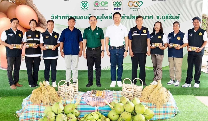 ธุรกิจเพื่อสังคม : จอมกิตติ ศิริกุล เลขาธิการมูลนิธิเจริญโภคภัณฑ์พัฒนาชีวิตชนบท และ สมคิด วรรณลุกขี ผอ.ใหญ่ธุรกิจไก่ไข่ ซีพีเอฟ ส่งมอบโครงการเลี้ยงไก่ไข่
ให้แก่วิสาหกิจชุมชนบ้านบุโพธิ์โมเดล อ.ลำปลายมาศ จ.บุรีรัมย์ ซึ่งเป็นธุรกิจ
ชุมชนเพื่อสังคมแห่งแรกที่มูลนิธิฯ และซีพีเอฟร่วมกันขับเคลื่อนด้วยธุรกิจไก่ไข่