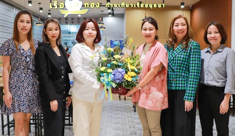 เปิดสาขาใหม่ : จรูญรัตน์ สาลี กก.ผจก.บจก.พาราไดซ์ พาร์ค และ อรวรรณ จึงประเสริฐศรี ผอ.ฝ่ายร้านค้าสัมพันธ์ บจก.เอ็มบีเค เซลส์ โซลูชั่น ร่วมยินดีกับ รมย์มณี เลิศศิริกรณ์ เจ้าของร้านเรือทอง ในโอกาสเปิดร้านก๋วยเตี๋ยวเรืออยุธยา “เรือทอง” อร่อยหลากหลายเมนูทั้งหมูและเนื้อ ที่ ศูนย์การค้าพาราไดซ์ พาร์ค
