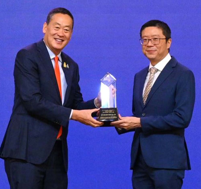 แบรนด์ไทยยอดเยี่ยม : สิทธิชัย สุขกิจประเสริฐ CMO บมจ.เอสซีจี
เซรามิกส์ รับรางวัล Prime Minister’s Export Award 2023 ประเภท BEST THAI BRAND จาก เศรษฐา ทวีสิน นายกรัฐมนตรี นวัตกรรมพร้อมโซลูชั่น SCG Decor ของ COTTO

