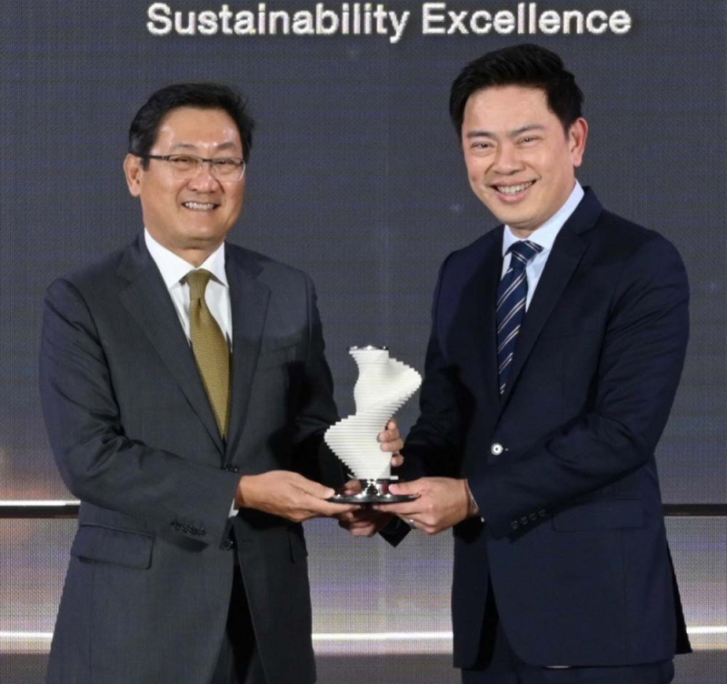 พัฒนาอย่างยั่งยืน : ดร.ภากร ปีตธวัชชัย ผจก.ตลาดหลักทรัพย์แห่งประเทศไทย มอบรางวัล SET AWARDS 2023
ในกลุ่มรางวัล Sustainability Excellence ให้แก่ เกรียงชัย บุญโพธิ์อภิชาติ ปธ.จนท.บห.ด้านการเงิน บมจ.ซีพี ออลล์

