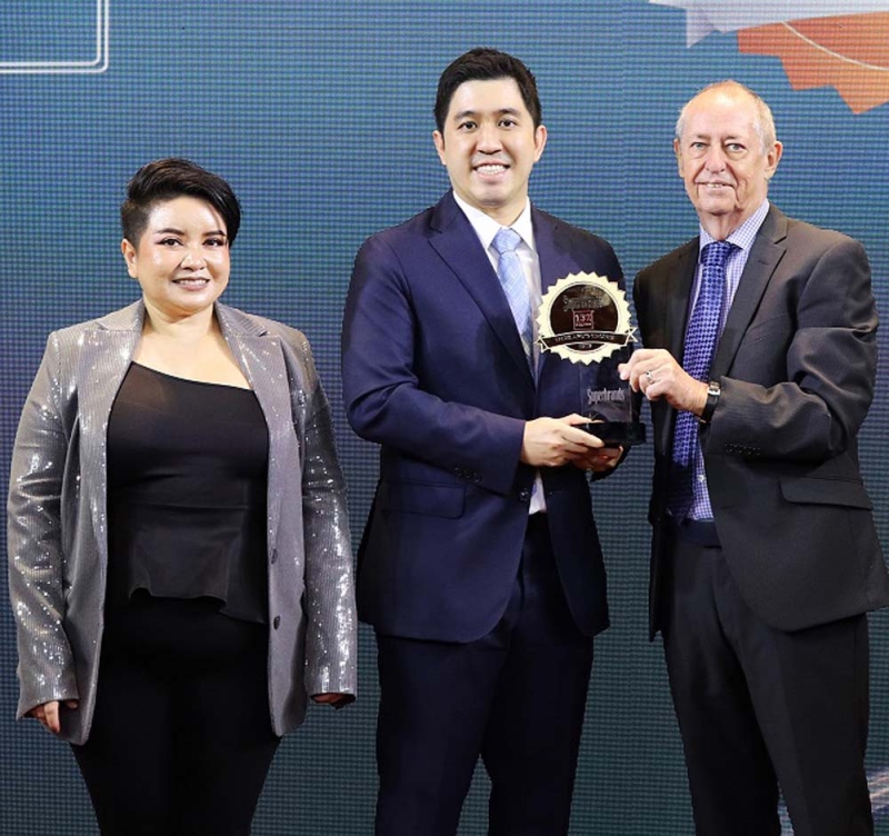 แบรนด์ระดับโลก : ธนภูมิ อร่ามวัฒนานนท์ กก.ผอ.ฝ่ายปฏิบัติการ
บจก.ซิมเพิ้ล ฟู้ดส์ ผู้ผลิตและจำหน่ายนมทางเลือกระดับ
พรีเมียมแบรนด์ 137 ดีกรี รับรางวัล Superbrands Thailand 2023 ในกลุ่มผลิตภัณฑ์อาหารเพื่อสุขภาพ ที่ เกษร ทาวเวอร์

