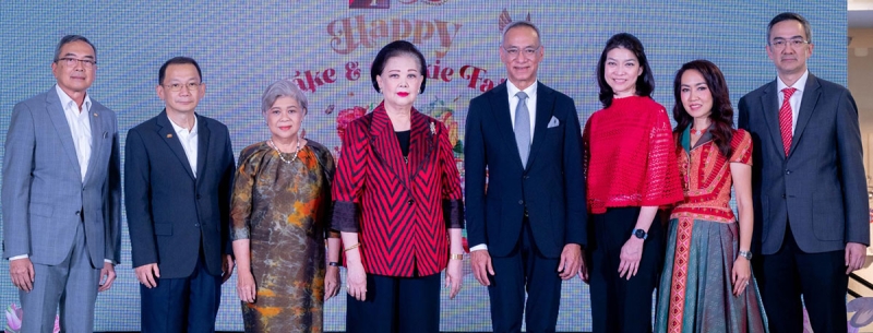 ฉลอง 50 ปี ดินแดนแห่งขนม : ภัทรา ศิลาอ่อน ปธ.กก.บมจ.เอส แอนด์ พี ซินดิเคท จัดงาน “S&P 50th Anniversary
Happy Cake & Cookie Fair” ยกขบวนเค้กและคุกกี้สุดพิเศษเพื่อต้อนรับเทศกาลแห่งความสุขที่กำลังจะมาถึง โดยมี ภูสิต
รัตนกุล เสรีเริงฤทธิ์ อธิบดีกรมส่งเสริมการค้าระหว่างประเทศ กระทรวงพาณิชย์, จิตตินันท์ หวั่งหลี กก.ผจก.ร่วม-กลุ่มงานธุรกิจ ศูนย์การค้าฟิวเจอร์พาร์คและสเปลล์ พร้อมคณะผู้บริหาร S&P ร่วมงาน ที่ ศูนย์การค้าฟิวเจอร์พาร์ค รังสิต