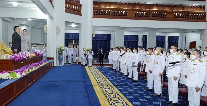 พระบาทสมเด็จพระเจ้าอยู่หัว และสมเด็จพระนางเจ้าฯ พระบรมราชินี เสด็จลง ณ ศาลาดุสิดาลัย สวนจิตรลดา พระราชวังดุสิต พระราชทานพระบรมราชวโรกาสให้ นายจักรพงษ์ แสงมณี รัฐมนตรีช่วยว่าการกระทรวงการต่างประเทศ นำคณะเอกอัครราชทูตและกงสุลใหญ่ไทย ที่ประจำการในต่างประเทศทั่วโลก พร้อมด้วย
คณะผู้บริหารระดับสูงของกระทรวงการต่างประเทศ เฝ้าฯ รับพระราชทานพระบรมราโชวาท เพื่อเป็นแนวทางในการปฏิบัติหน้าที่ ในโอกาสที่กระทรวงการ
ต่างประเทศจัดการประชุมเอกอัครราชทูต และกงสุลใหญ่ที่ปฏิบัติราชการอยู่ใน 98 สำนักงาน ใน 65 ประเทศทั่วโลก ระหว่างวันที่ 19-24 พฤศจิกายน 2566