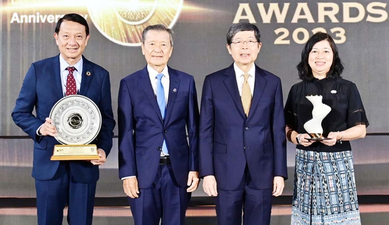 SET AWARDS 2023 : ดร.ประสาร ไตรรัตน์วรกุล ปธ.กก.ตลาดหลักทรัพย์แห่งประเทศไทย มอบรางวัล บริษัทยอดเยี่ยมด้านนวัตกรรม ในกลุ่ม Business
Excellence และ Best Sustainability Awards ให้แก่ พีรพงศ์ กรินชัย และ
กอบบุญ ศรีชัย ผู้บริหาร บมจ.เจริญโภคภัณฑ์อาหาร (ซีพีเอฟ) ที่ ตลาดหลักทรัพย์ฯ

