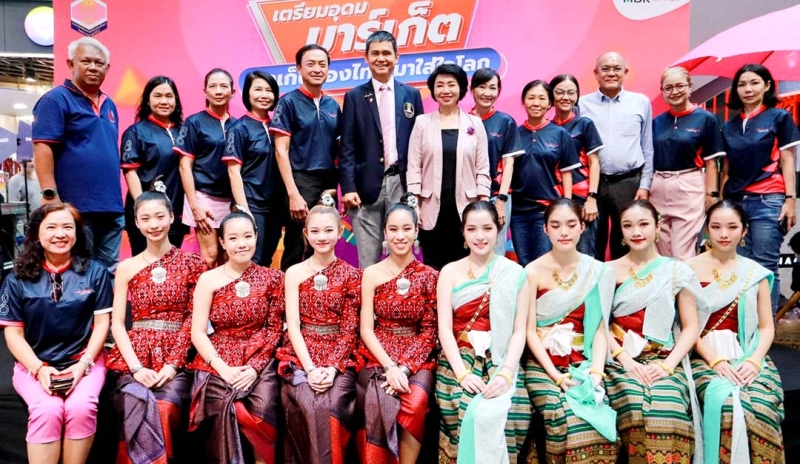 มาเก็บของไทย มาใส่ใจโลก : พุทธชาด ศรีนิศากร ผช.ปธ.จนท.บห.สายการตลาด
บมจ.เอ็ม บี เค ต้อนรับ รศ.ดร.ธนโชติ บุญวรโชติ นายกสมาคมนักเรียนเก่า
เตรียมอุดมศึกษา ในพระบรมราชูปถัมภ์ พร้อมคณะในงาน “เตรียมอุดมมาร์เก็ต”
การออกร้านจำหน่ายสินค้าของสมาคมฯ ที่ ศูนย์การค้าเอ็ม บี เค เซ็นเตอร์