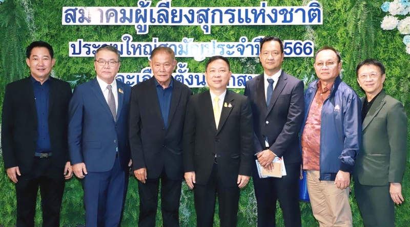 เลือกตั้งนายกสมาคมฯ : น.สพ.สมชวน รัตนมังคลานนท์ อธิบดีกรมปศุสัตว์ เปิดงานประชุมใหญ่สามัญ
ประจำปี 2566 สมาคมผู้เลี้ยงสุกรแห่งชาติ โดยมี น.สพ.ชัย วัชรงค์ โฆษกประจำสำนักนายกรัฐมนตรี,
สุรชัย สุทธิธรรม นายกสมาคมผู้เลี้ยงสุกรฯ, ผศ.น.สพ.ดร.เดชฤทธิ์ นิลอุบล, น.สพ.ปราโมทย์ ตาฬวัฒน์
และ น.สพ.สุเมธ ทรัพย์ชูกุล ร่วมงาน ที่ โรงแรมมิราเคิล แกรนด์ คอนเวนชั่น เขตหลักสี่